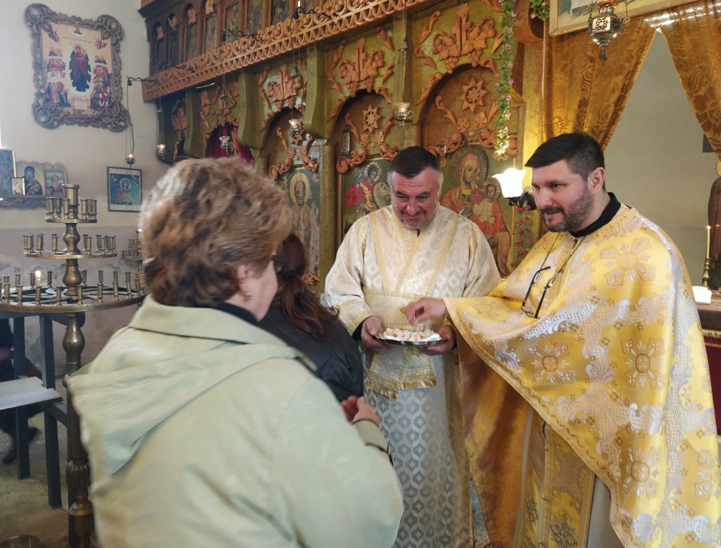 Отец Стелиян раздаде нафора на миряните след края на службата в храм Свети Георги в Зидарово. Снимки Авторът