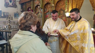 Отец Стелиян раздаде нафора на миряните след края на службата в храм Свети Георги в Зидарово. Снимки Авторът