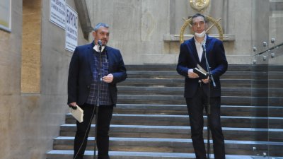 Кметът на Бургас Димитър Николов (вдясно) призова бургазлии да не бързат с ваденето на лични документи. Снимка Община Бургас