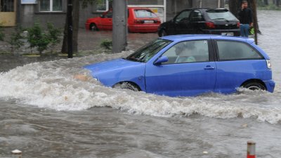 Обилните дъждове предизвикаха наводнения в Бургас и Варна