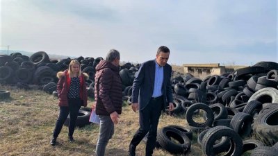 Кметът инспектира мястото, където са изхвърлени автомобилните гуми. Снимки Община Бургас