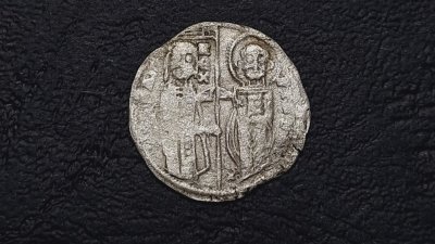 На едната страна на монетата са изобразени краля заедно със свети Стефан. Снимки РИМ Бургас