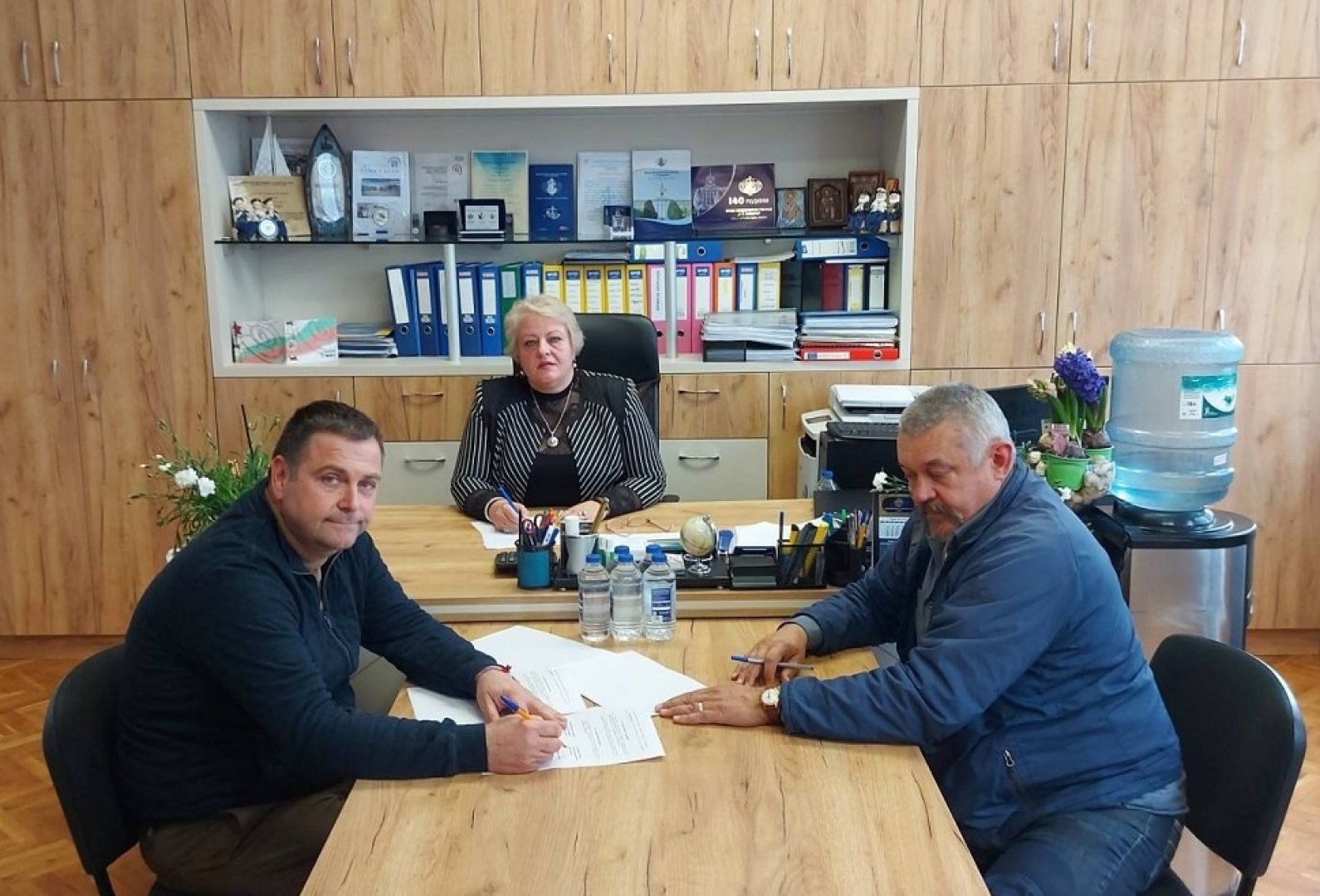 Договорът за сътрудничество бе подписан в кабинета на директора на гимназията Христина Жабова
