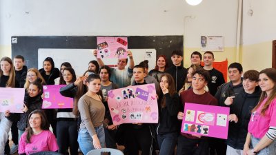 В бургаската гимназия отбелязаха за пореден път Деня на розовата фланелка. Снимки ПГТ Проф. д-р Асен Златаров