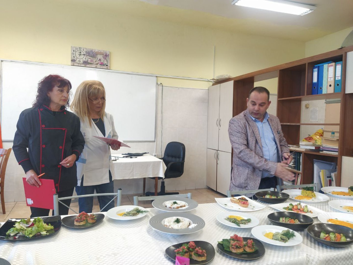 Жури в състав - Диана Инджелиева, Катя Рихтер и Айдън Хасан (отляво надясно) оценяваше участниците в Кулинарния двубой. Снимки Авторът