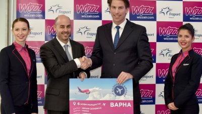 Андрас Радо, мениджър Корпоративни комуникации на Wizz Air (вляво на снимката) съобщи новината на съвместен брифинг с Улрих Хеппе - главен изпълнителен директор на Фрапорт България, концесионер на Летище Варна