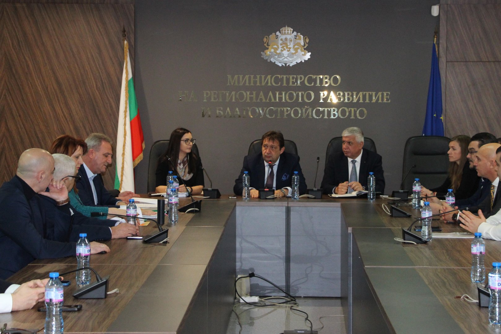 Министърът на регионалното развитие и благоустройството Иван Шишков (в средата) събра заинтересованите страни на среща в министерството. Снимки МРРБ