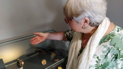 Директорът на НАР Деултум - Дебелт Красимира Костова показва реставрираната бронзова вакханка. Снимки Авторът