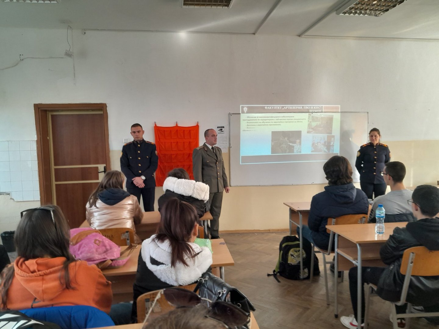 Военните се срещнаха с ученици от XII-ти класове. Снимки ПГТ Проф. д-р Асен Златаров