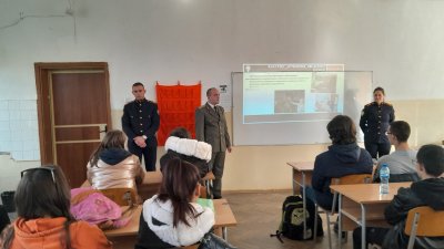 Военните се срещнаха с ученици от XII-ти класове. Снимки ПГТ Проф. д-р Асен Златаров