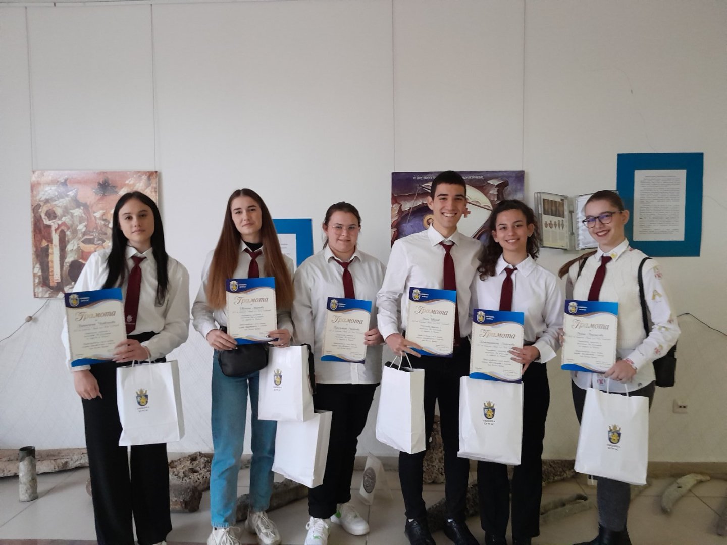Шестима ученици от гимназията получиха грамоти. Снимка ПГТ Проф. д-р Асен Златаров