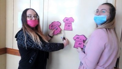 Учениците украсиха вратите на класните стаи с с изрязани от хартия розови фланелки