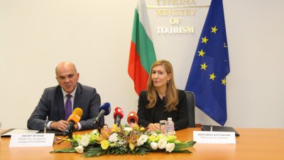Министър Петков и министър Ангелкова подписаха днес споразумението. Снимка Министерство на туризма