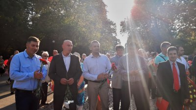 Членове и сипматизанти на БСП се събраха пред Пантеона да отбележат годишнината. Снимки БСП - Бургас