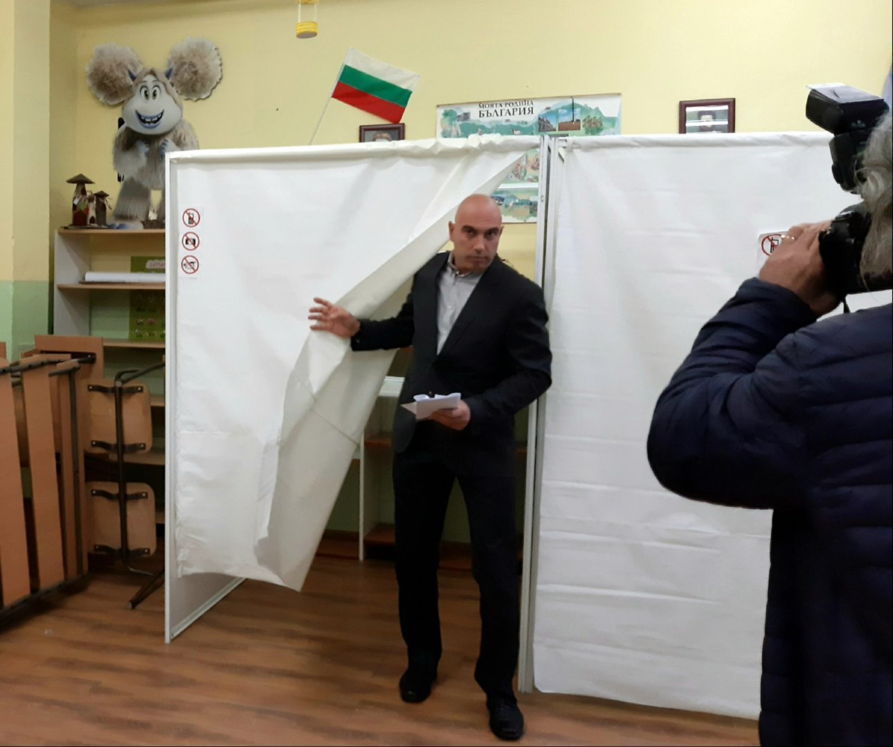 Николай Тишев гласува рано сутринта днес в комплекс П.Р. Славейков