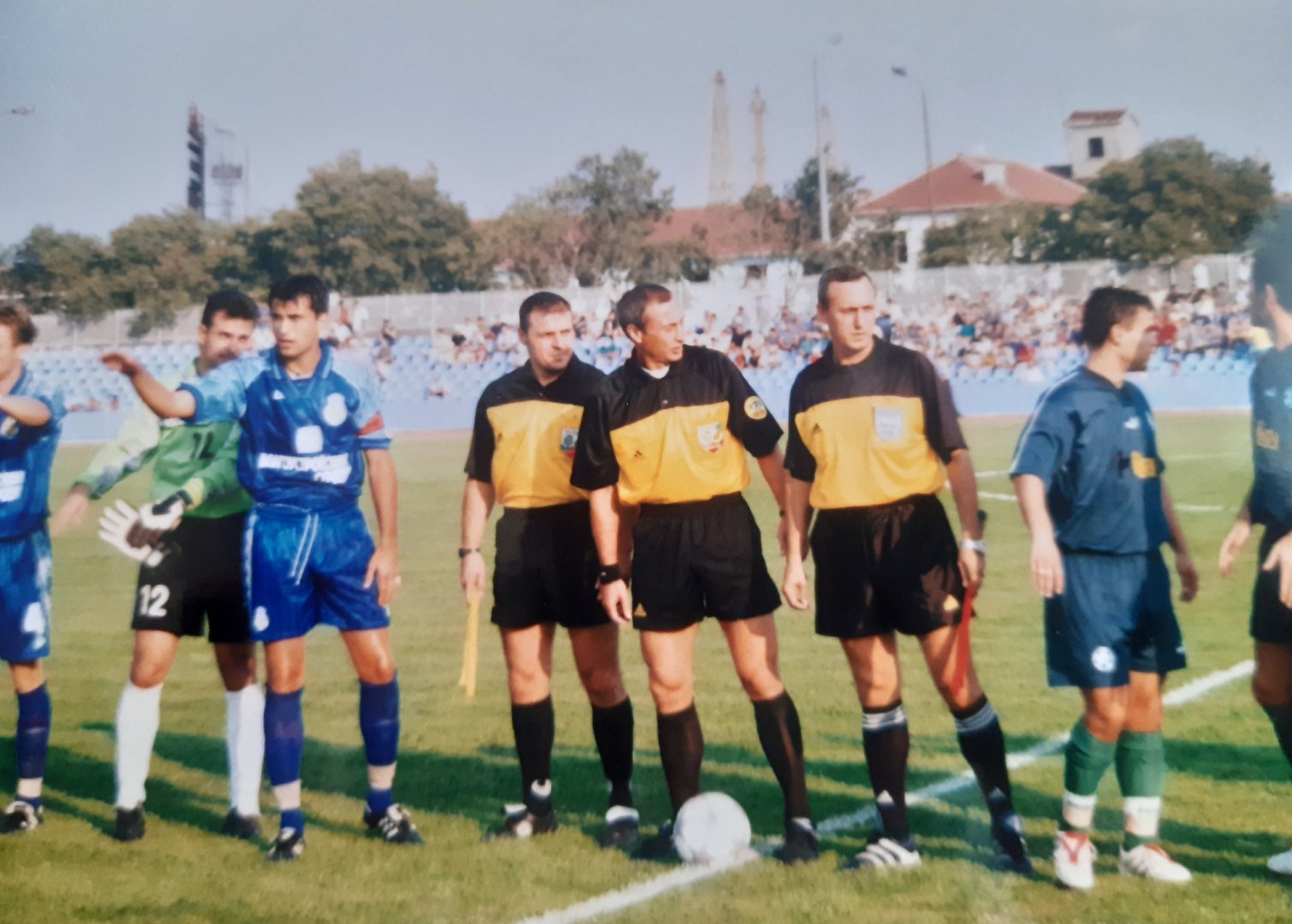 Димитър Костов (в средата) е свирил бургаското дерби между Нефтохимик и Черноморец през 2001 година. Снимка Личен архив