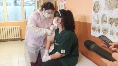 Медицинската сестра Златина Парушева бе първата ваксинирана в УМБАЛ - Бургас. Снимки УМБАЛ - Бургас