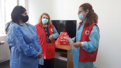 Директорът на Механото Роза Желева (вляво) получи грамота от името на учениците, дарили кръв. Снимка УМБАЛ - Бургас