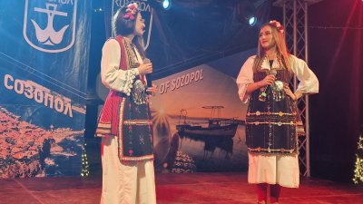 С народни песни посрещнаха новата година в Созопол. Снимки Община Созопол