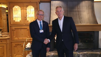 Премиерът Николай Денков (вляво) се срещна с бившия премиер на Великобритания Тони Блеър на форума в Давос. Снимка Министерски съвет
