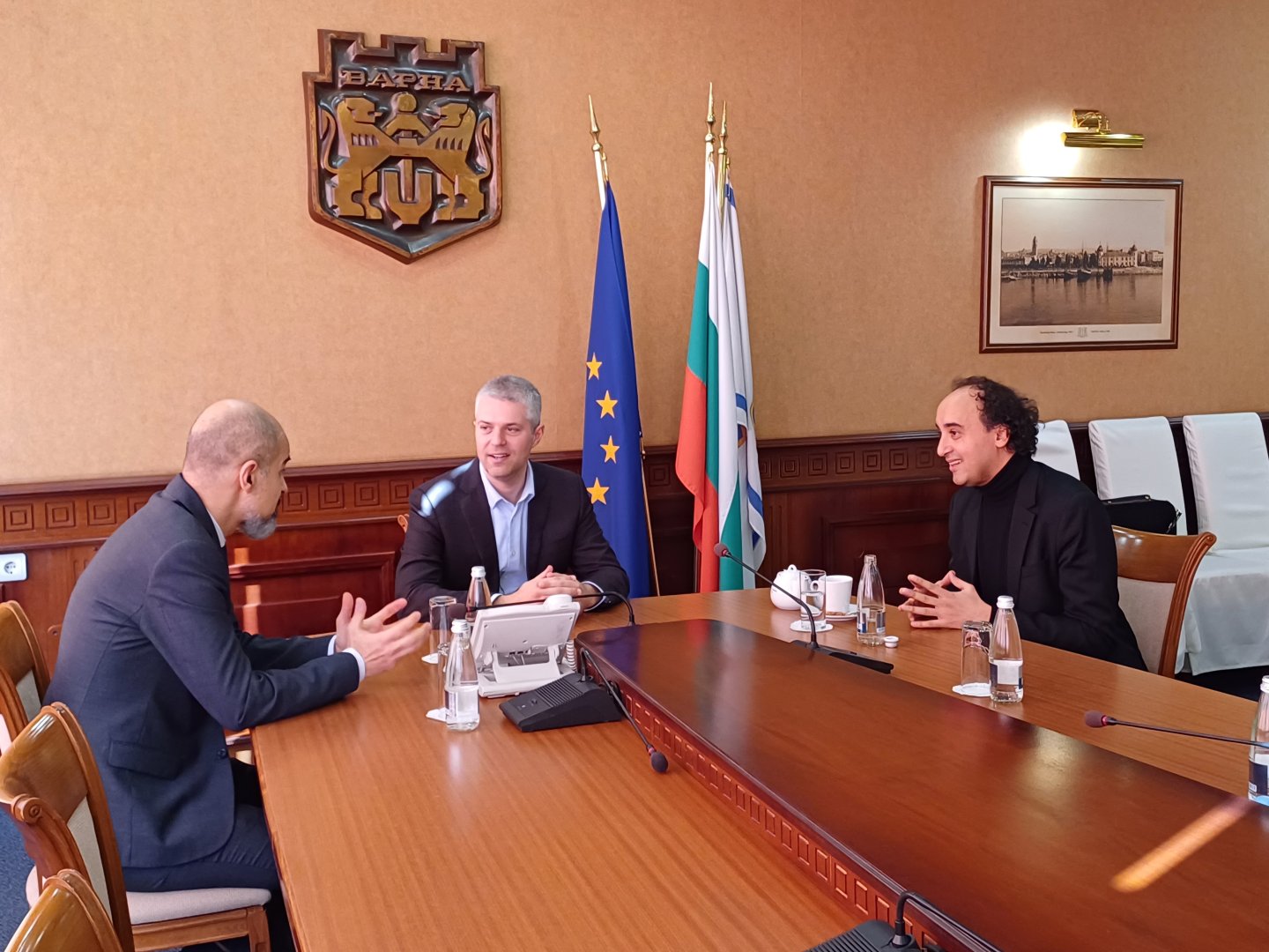 Кметът на Варна Благомир Коцев (в средата) се срещна с директора на фестивала проф. Марио Хосен (вдясно). Снимка Община Варна