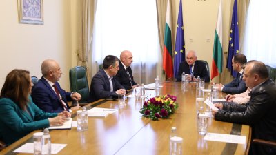 Срещата на представителите на институциите се състоя в кабинета на служебния премиер Димитър Главчев (в средата). Снимка Министерски съвет