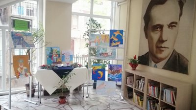 Изложба с рисунки за Никулден бе подредена във фойаето на гимназията. Снимка ПГТ Проф. д-р Асен Златаров
