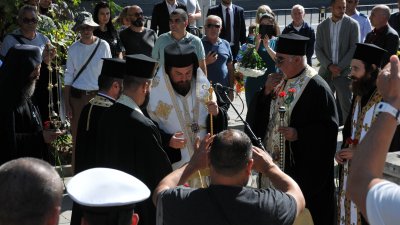 Бургаското духовенство заедно с Агатополския епископ Иеротей прочетоха заупокойна молитва пред паметника на 24-ти Черноморски пехотен полк. Снимки Бургас без цензура