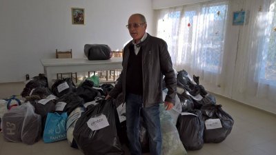 Жителите на село Ливада получиха първото дарение с топли дрехи и завивки