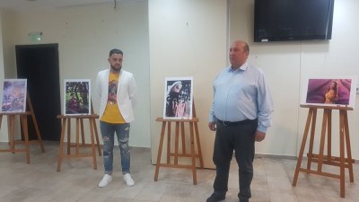 Кметът на Община Средец Иван Жабов поздрави автора на откриването на изложбата му