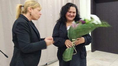 Зам.-кметът по култура в Община Бургас Диана Саватева (вляво) поздрави авторката Екатерина Капрова. Снимки Авторът