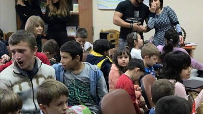 Виктор Ангелов зарадва децата от Центъра