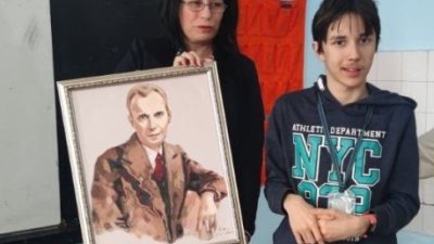 Директорът Фотинка Въргова благодари за портрета на Алекс и неговите съученици. Снимки ПГТ Проф. д-р Асен Златаров