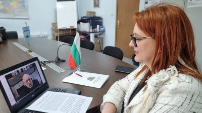 Областният управител Мария Нейкова участва онлайн в сесията на ОбС - Созопол. Снимка Областна управа Бургас