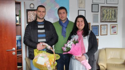 Щастливите родители бяха поздравени от кмета на Царево Георги Лапчев. Снимка Пресцентър Община Царево