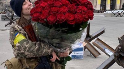 Маргарита Рихваченко е доброволец и е получила този букет от военните в Киев. Снимка Личен архив