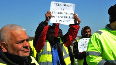 Преди седмица работници във фирмите блокираха пътища в цялата страна. Снимка Архив Черноморие-бг
