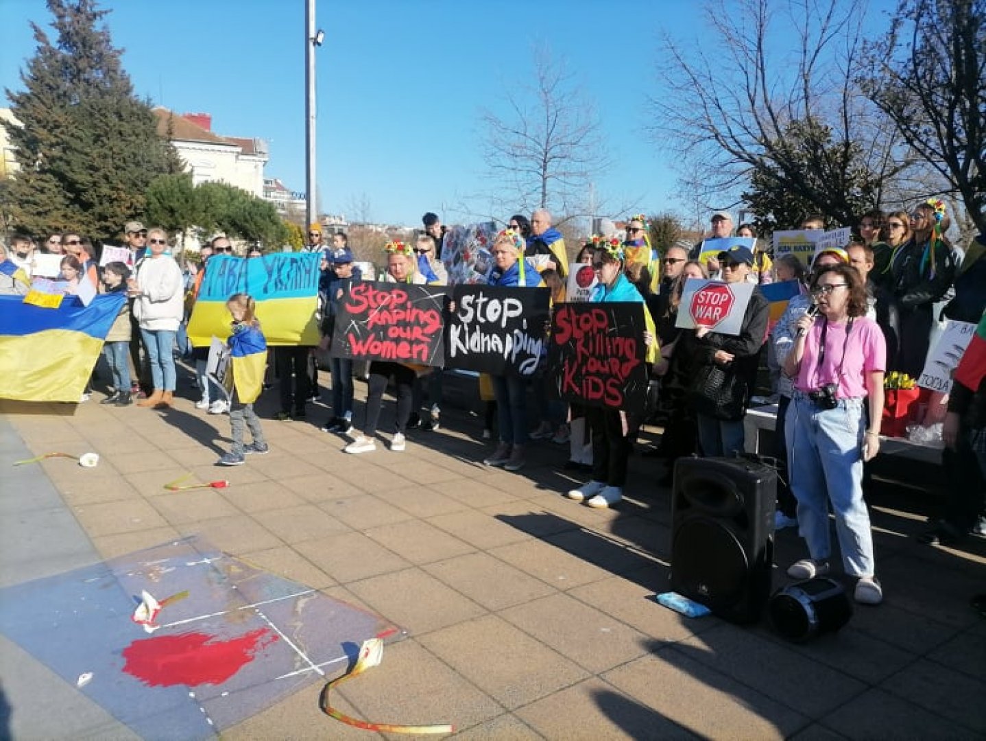 Украинци излязоха на пореден протест на площад Тройката срещу зверствата в град Буча. Снимки Черноморие-бг