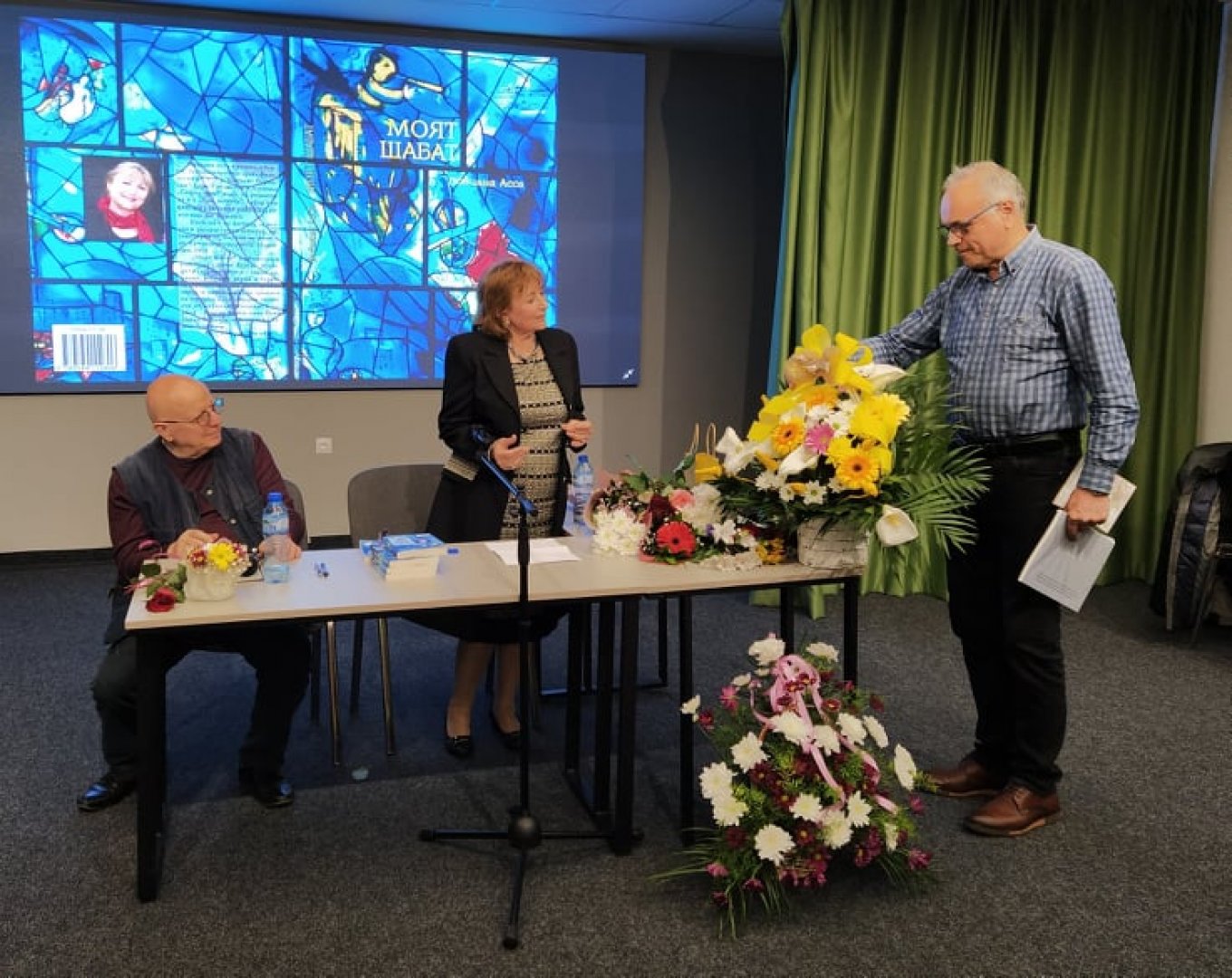 Директорът на гимназията Коста Папазов поднесе кошница с цветя на писателката Вивиана Асса