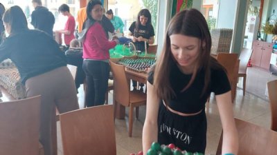 Украинците боядисаха яйцата на Велика събота в ресторанта на хотела, който се превърна в своеобразна Великденска багрилница