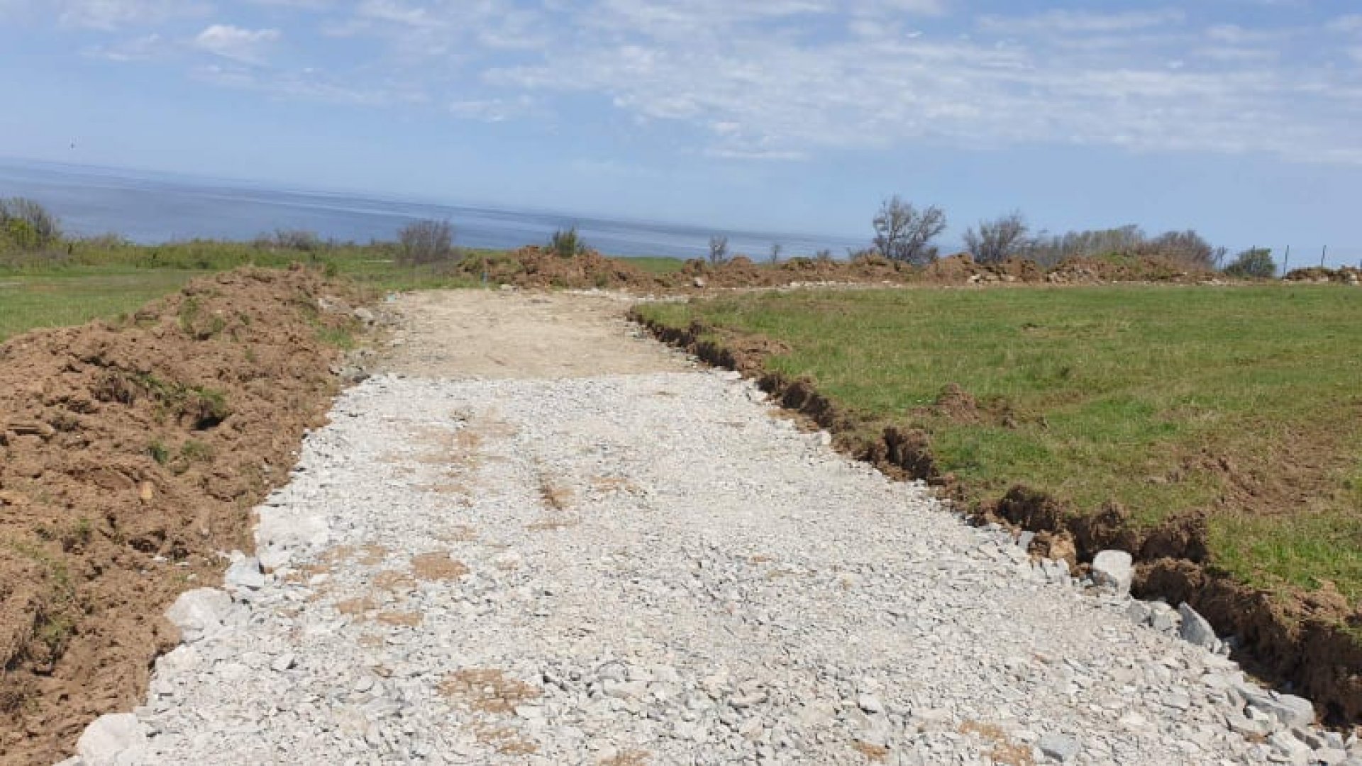 Това е пътът, който се изгражда в местността Поляните. Снимка РИОСВ