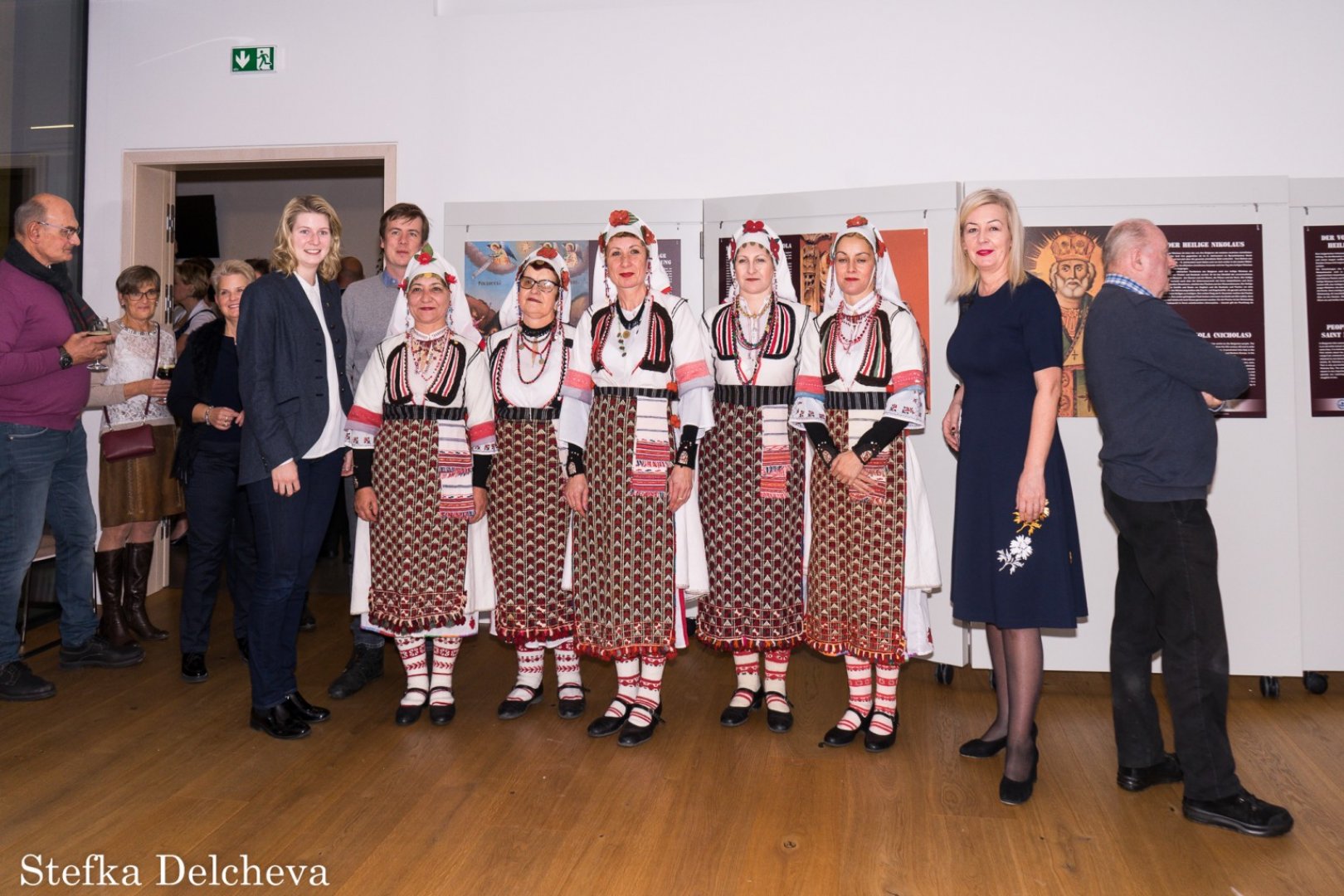 През 2019 година фолклорна група от село Люляково и почетният консул на Австрия в Бургас Радостина Иванова (вдясно) гостиваха на музея Тиха нощ. Снимка Стефка Делчева