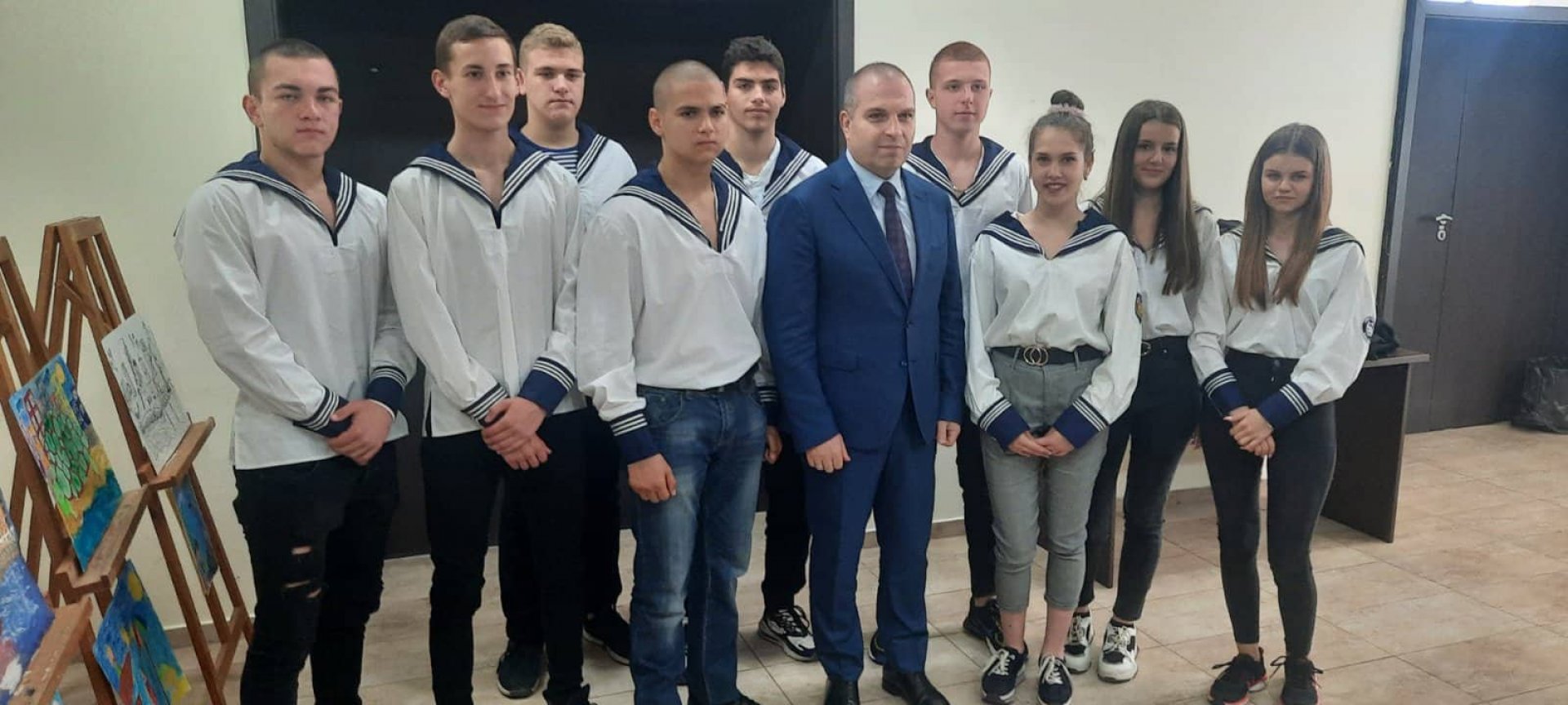 Учениците от Морското се снимаха с вицепремиера Гроздан Караджов. Снимки ПГМКР