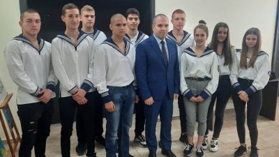 Учениците от Морското се снимаха с вицепремиера Гроздан Караджов. Снимки ПГМКР