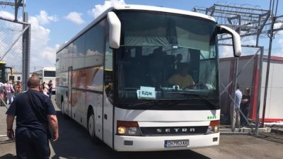 Четири автобуса с украинци потеглиха от центъра в Елхово за село Ястребино. Снимки Божидар Събев