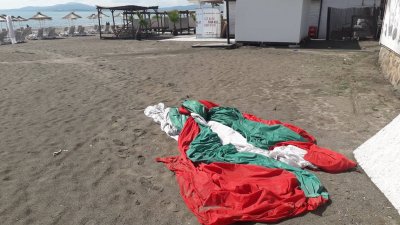 Националното знаме е цялото в пясък на Централния плаж. Снимки Ева Граматикова