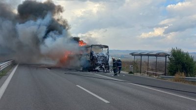 Автобусът е собственост на Бургасбус и е изгорял напълно. Снимка ОД на МВР