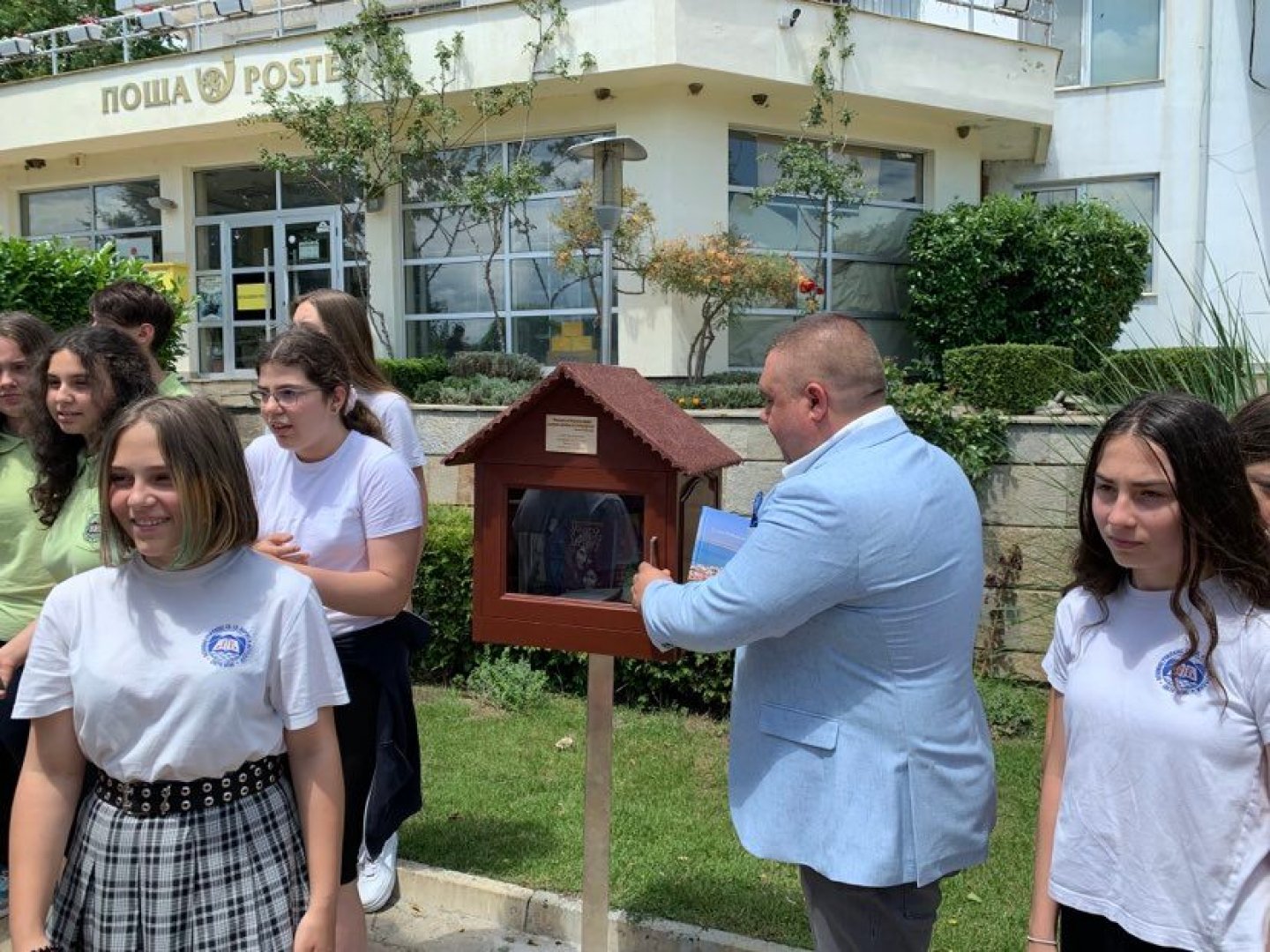 Кметът Иван Николов подкрепи инициативата на учениците. Снимки кметство Свети Влас