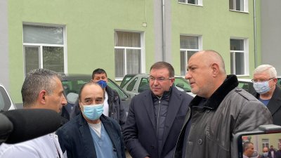 Още 14 дни трябва да издържим, заради вас, лекарите, заяви Бойко Борисов (вдясно). Снимка Министерски съвет