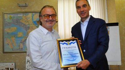 Кметът на Бургас Димитър Николов (вдясно) връчи на проф. Илиян Иванов званието Почетен гражданин на Бургас. Снимки Черноморие-бг